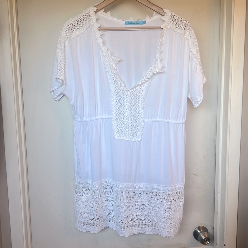 Solitaire Swim white Cover Up with lace type trim Size L